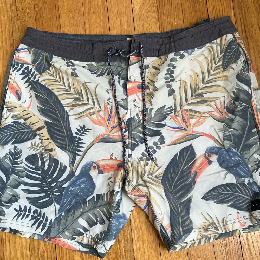 Rip curl Laydays board shorts toucan& ferns
Great fun pattern 


1/11